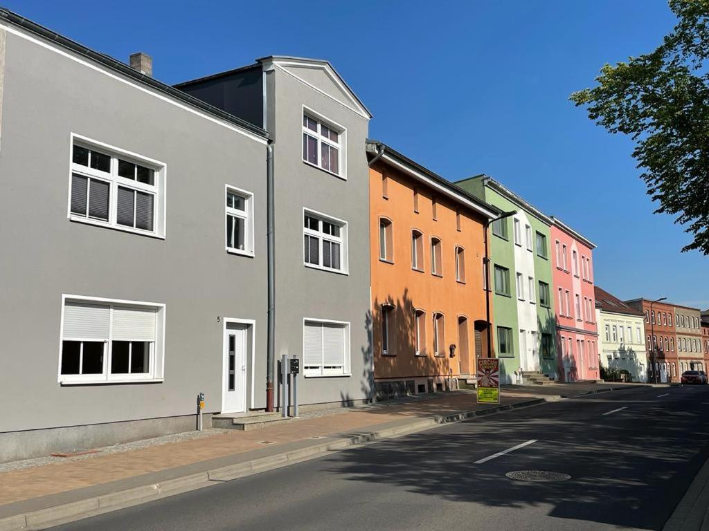 Modern Eingerichtet-Stadtnah-Ferienwohnung Mit Geschirrspueler Und Waschmaschine Friedland  ภายนอก รูปภาพ