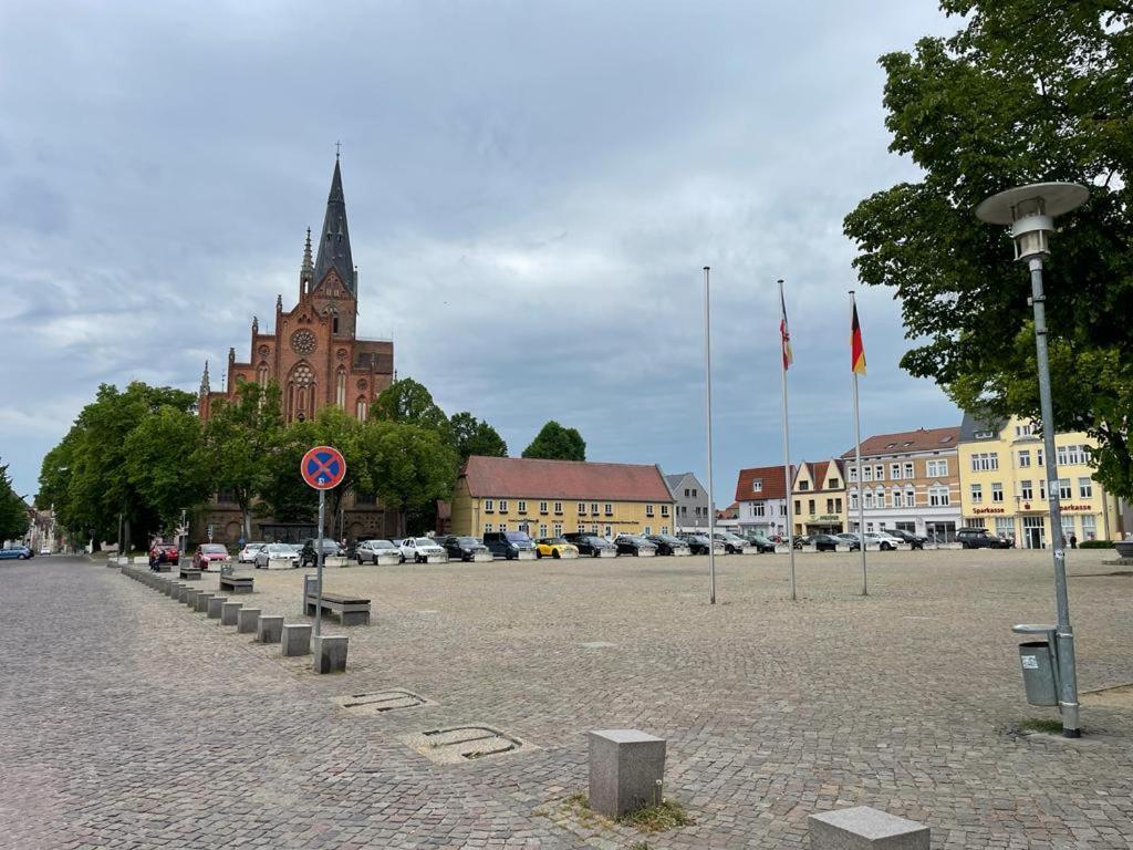 Modern Eingerichtet-Stadtnah-Ferienwohnung Mit Geschirrspueler Und Waschmaschine Friedland  ภายนอก รูปภาพ