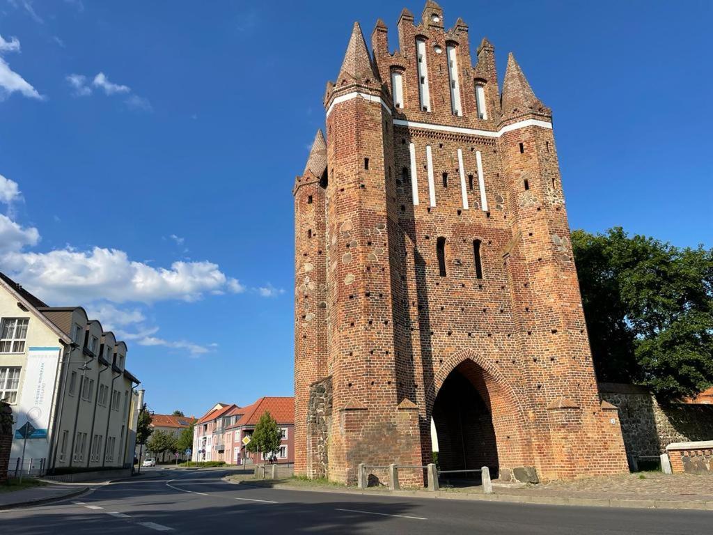 Modern Eingerichtet-Stadtnah-Ferienwohnung Mit Geschirrspueler Und Waschmaschine Friedland  ภายนอก รูปภาพ